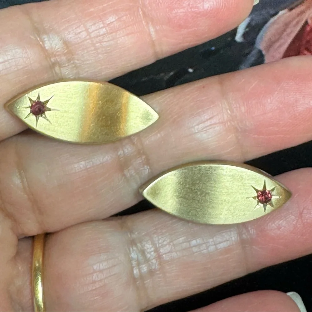 Vintage 1950s Swank men’s 12k GF Pat pending cufflinks w/ruby gem-like starburst